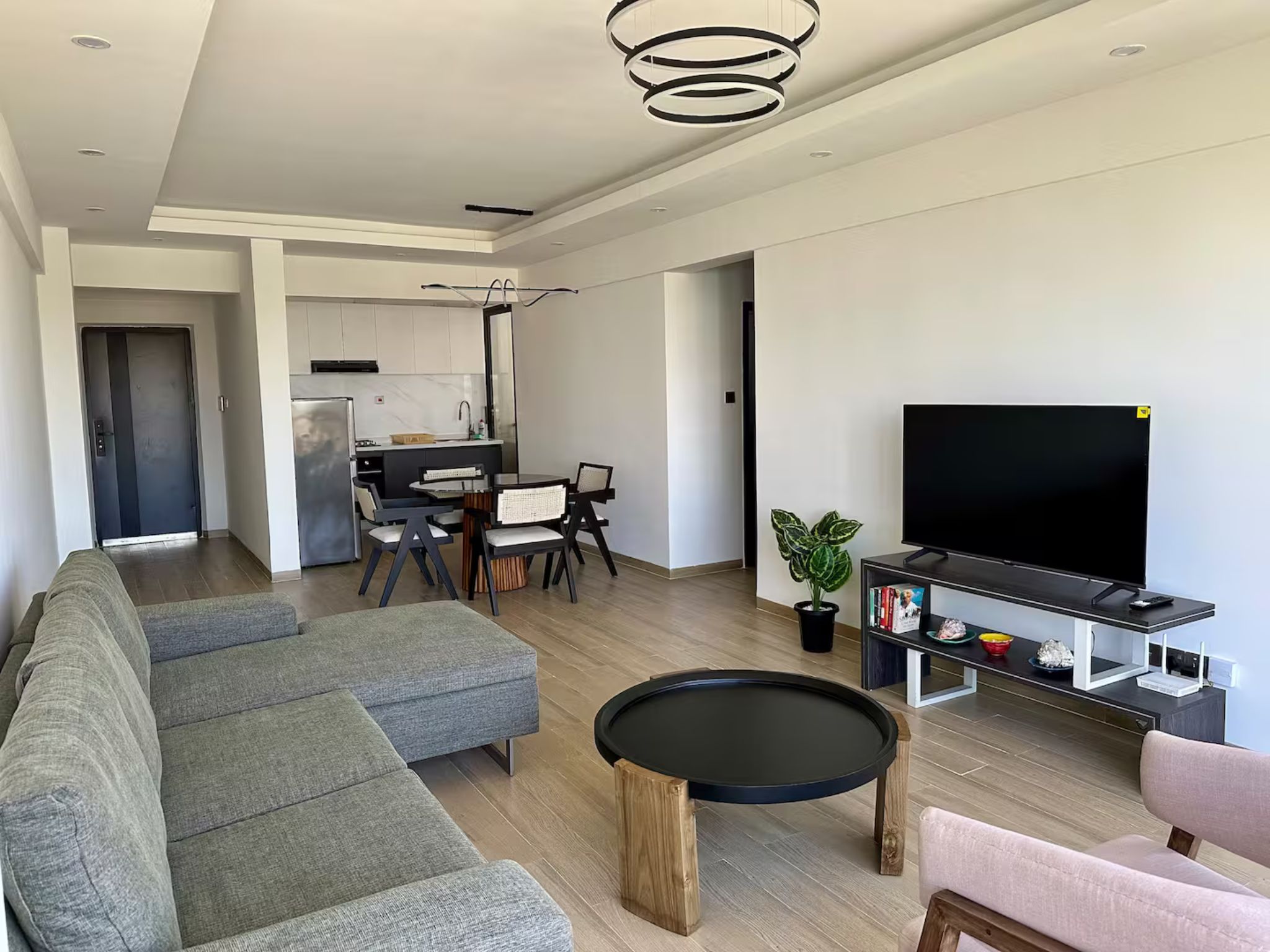 Bright Two Bedroom Apartment With a Pool & Gym