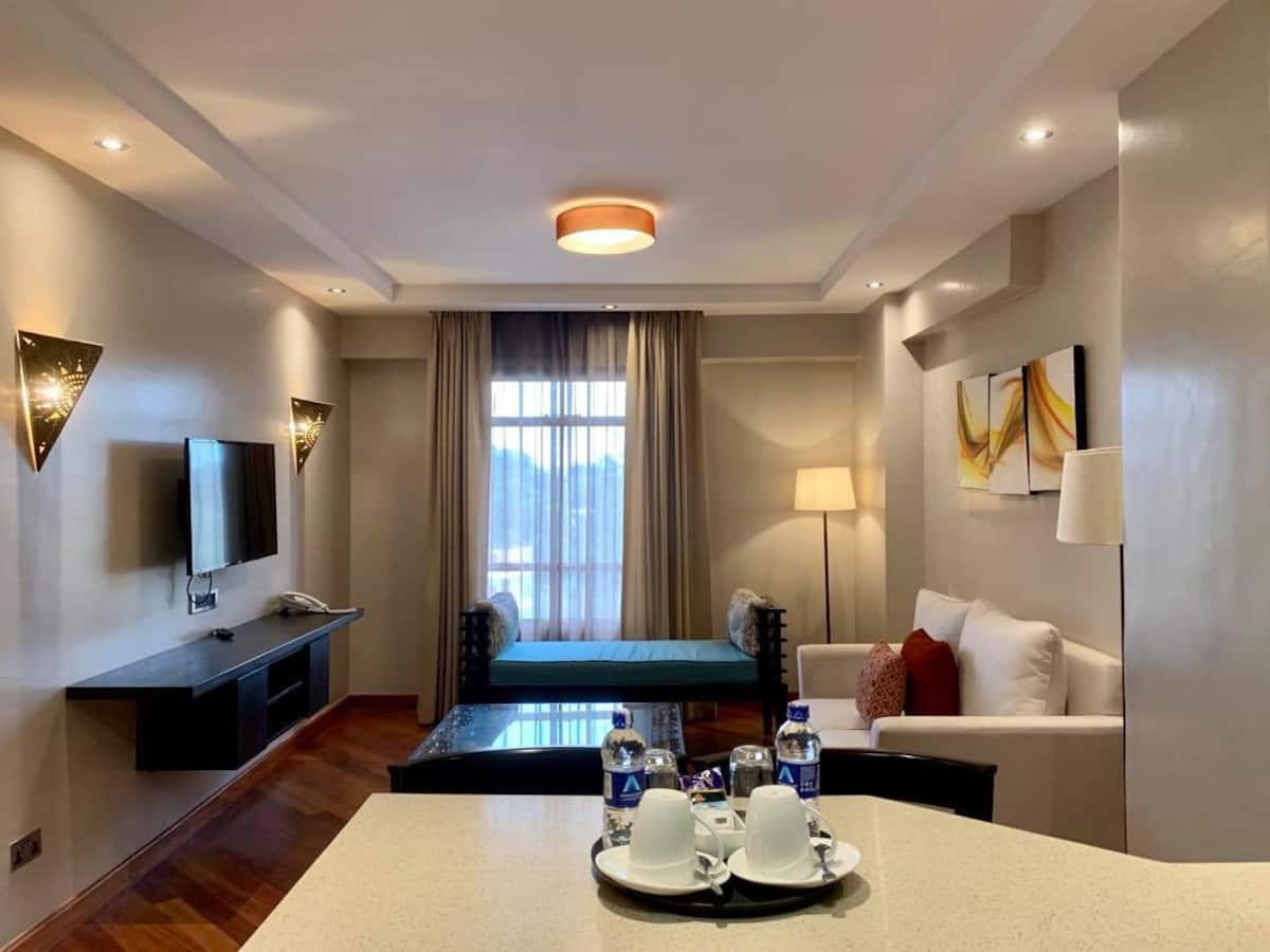 Bright One Bedroom Apartment Minutes Away from CBD